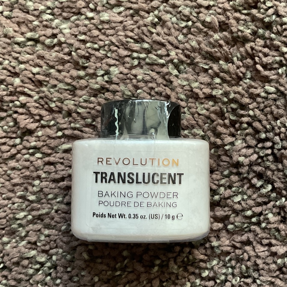 Revolution Translucent Baking Powder with Black Lid